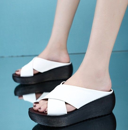 Papuci de damă cu platformă cu bretele încrucișate