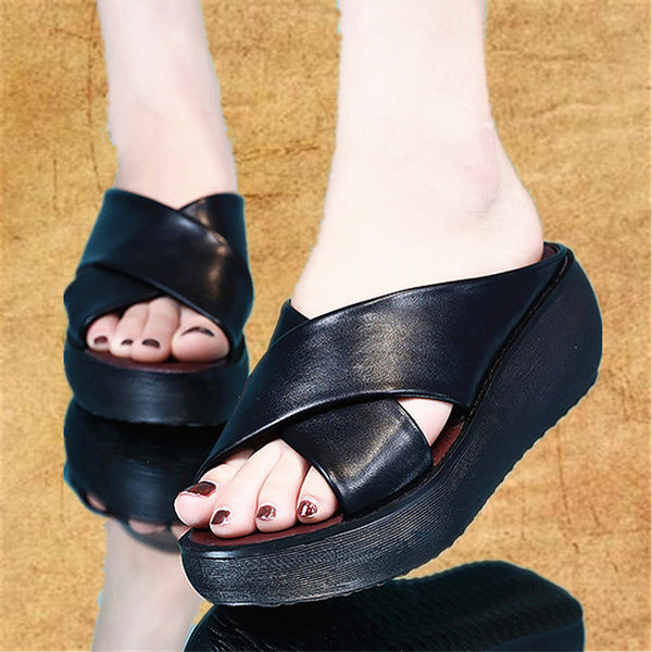 Papuci de damă cu platformă cu bretele încrucișate