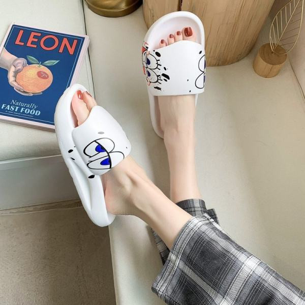 Moteriškos šlepetės su aplikacijomis ir storu padu