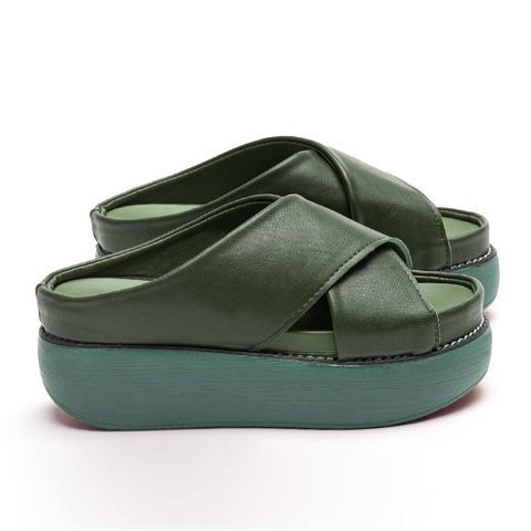 Casual papuče s poprečnim remenčićima od eko kože i visokom platformom