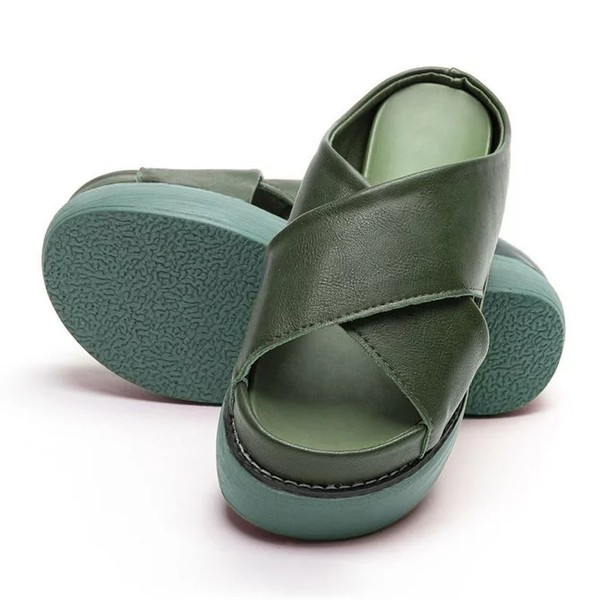 Casual papuče s poprečnim remenčićima od eko kože i visokom platformom