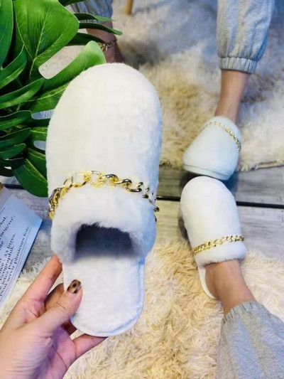 Papuci pufosi cu decor metalic