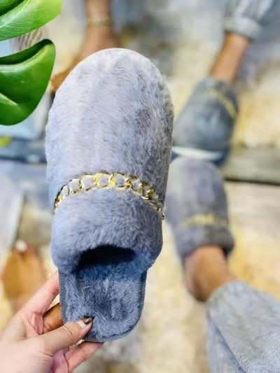 Papuci pufosi cu decor metalic