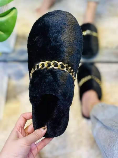 Papuci pufosi cu decor metalic