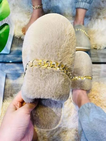 Papuci pufosi cu decor metalic