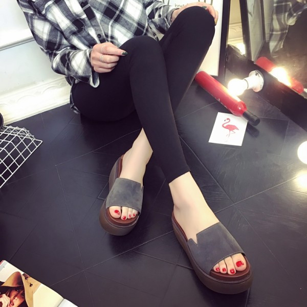 Model nou de papuci de dama cu platforma in trei culori