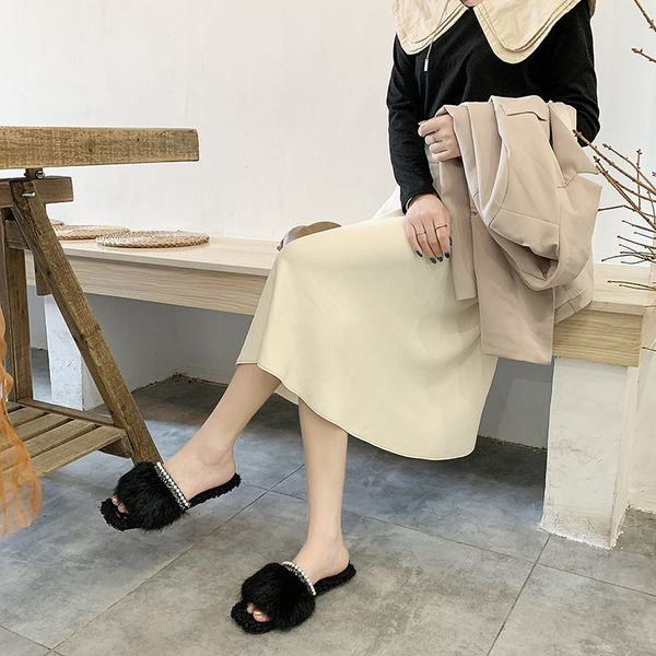 Μοντέρνες γυναικείες παντόφλες με πέρλες  και επίπεδη σόλα