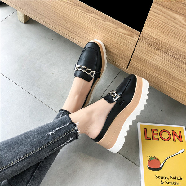 Papuci de dama din piele lacuita model rotunjita cu platforma