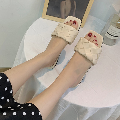 Papuci de dama din piele cu talpa plate in negru, alb si maro