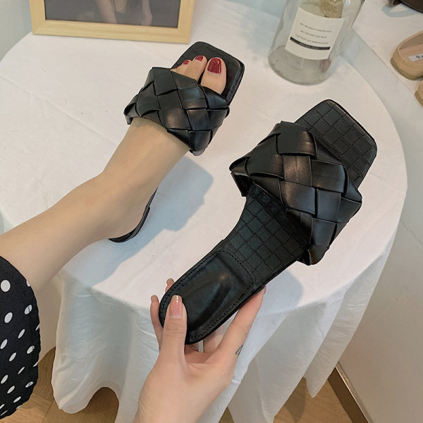 Papuci de dama din piele cu talpa plate in negru, alb si maro