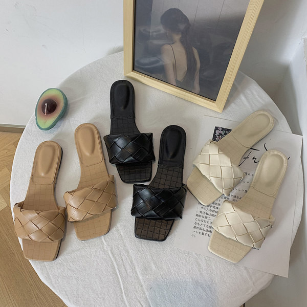 Papuci de dama din piele cu talpa plate in negru, alb si maro