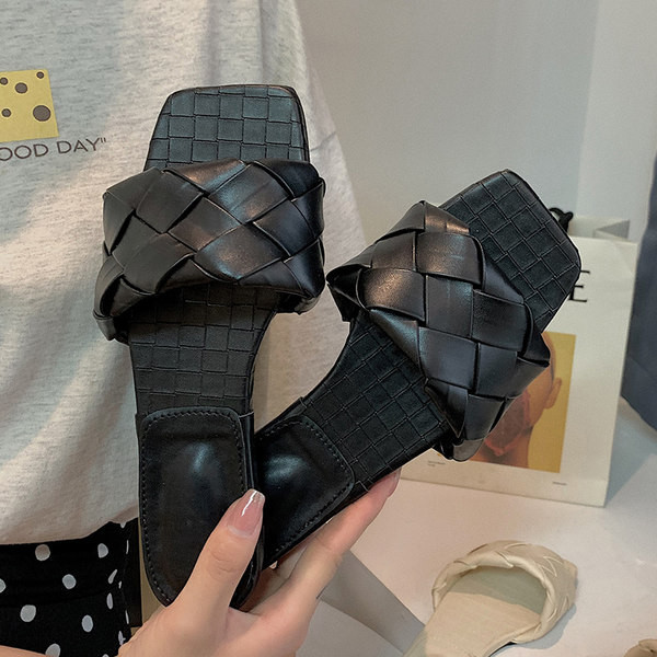 Papuci de dama din piele cu talpa plate in negru, alb si maro