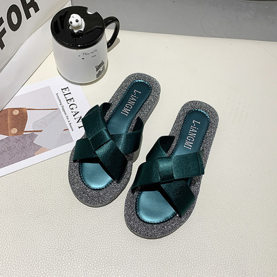 Νέο μοντέλο γυναικείες παντόφλες με γυαλιστερό αποτέλεσμα