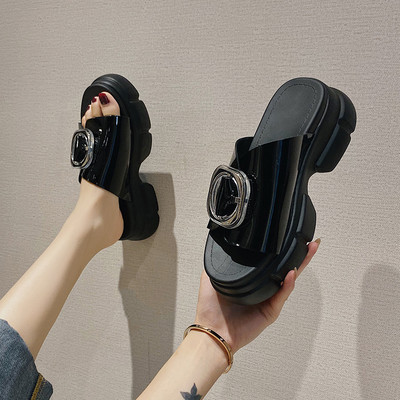 Παντόφλες γυναικείες πλατφόρμας με μεταλλική διακόσμηση