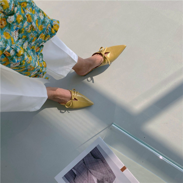 Model nou de papuci de dama ascutit cu panglica