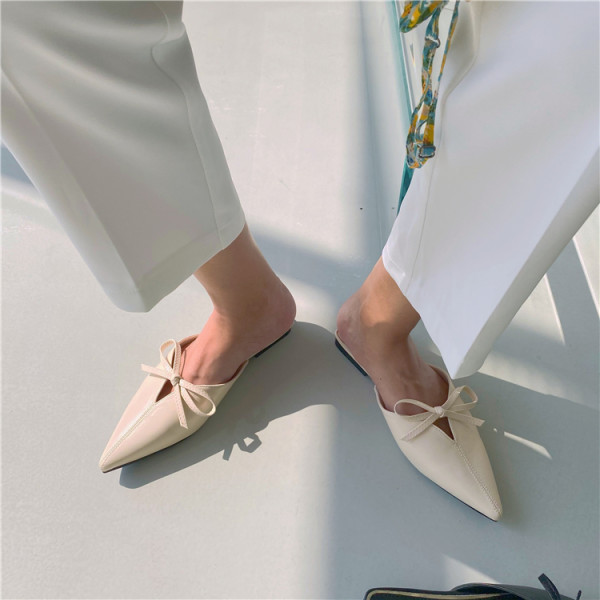 Model nou de papuci de dama ascutit cu panglica