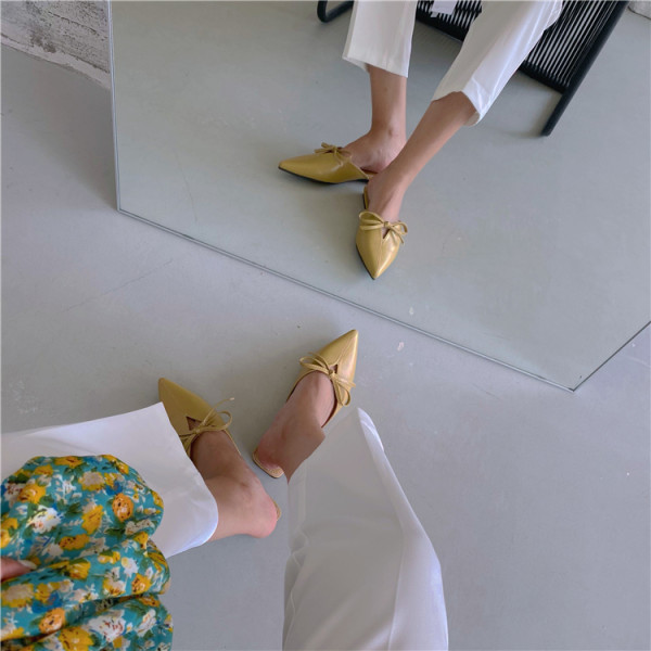 Model nou de papuci de dama ascutit cu panglica