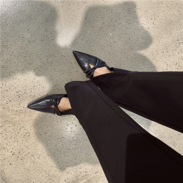 Model nou de papuci de dama ascutit cu panglica