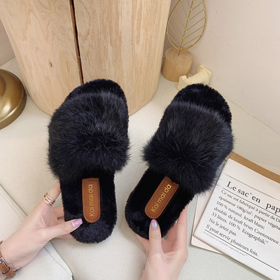 Papuci pufosi pentru femei