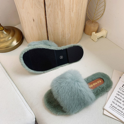 Papuci pufosi pentru femei