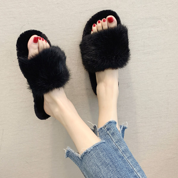 Papuci pufosi pentru femei