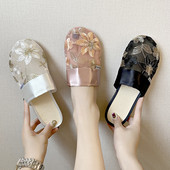 Papuci moderni de dama cu talpa plate si motive florale