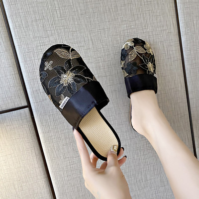 Papuci moderni de dama cu talpa plate si motive florale