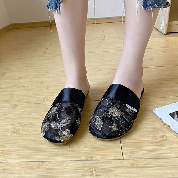 Papuci moderni de dama cu talpa plate si motive florale