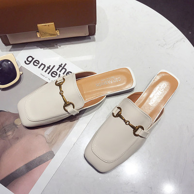 Ležerne lakirane papuče s metalnim ukrasom