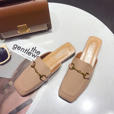 Ležerne lakirane papuče s metalnim ukrasom