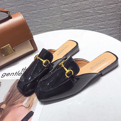 Ležerne lakirane papuče s metalnim ukrasom