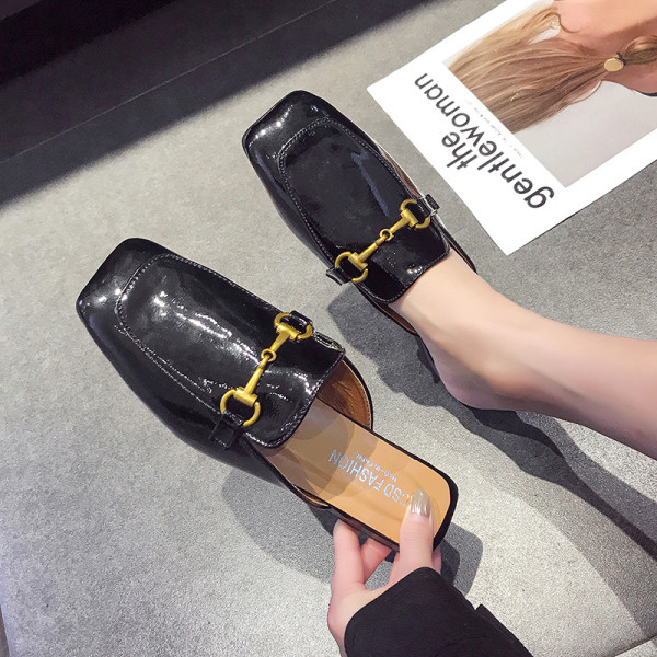 Ležerne lakirane papuče s metalnim ukrasom