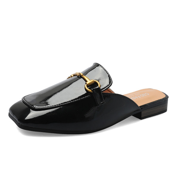 Ležerne lakirane papuče s metalnim ukrasom