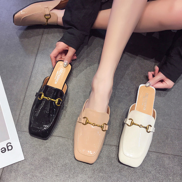 Ležerne lakirane papuče s metalnim ukrasom