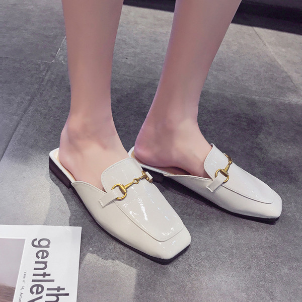 Ležerne lakirane papuče s metalnim ukrasom