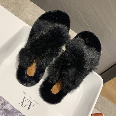 Papuci pufosi cu bretele incrucisate