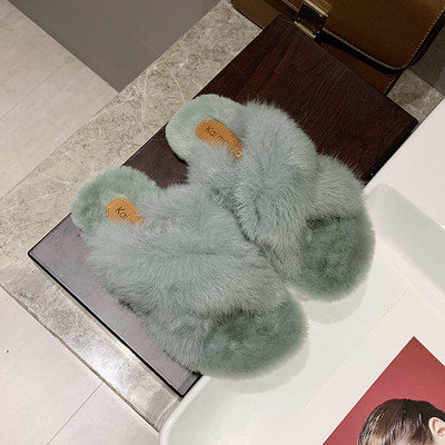 Papuci pufosi cu bretele incrucisate