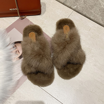 Papuci pufosi cu bretele incrucisate