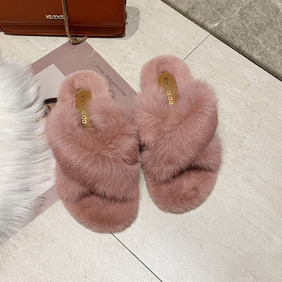 Papuci pufosi cu bretele incrucisate