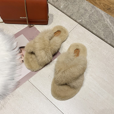 Papuci pufosi cu bretele incrucisate