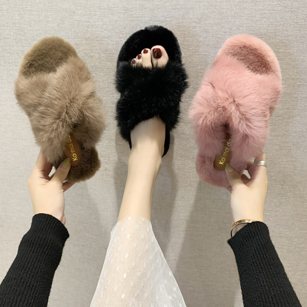 Papuci pufosi cu bretele incrucisate