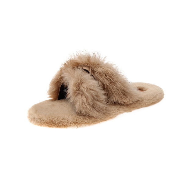 Papuci pufosi cu bretele incrucisate