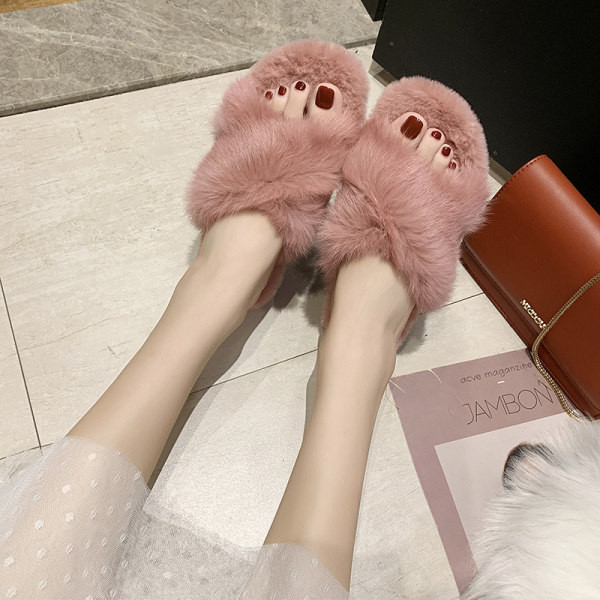 Papuci pufosi cu bretele incrucisate