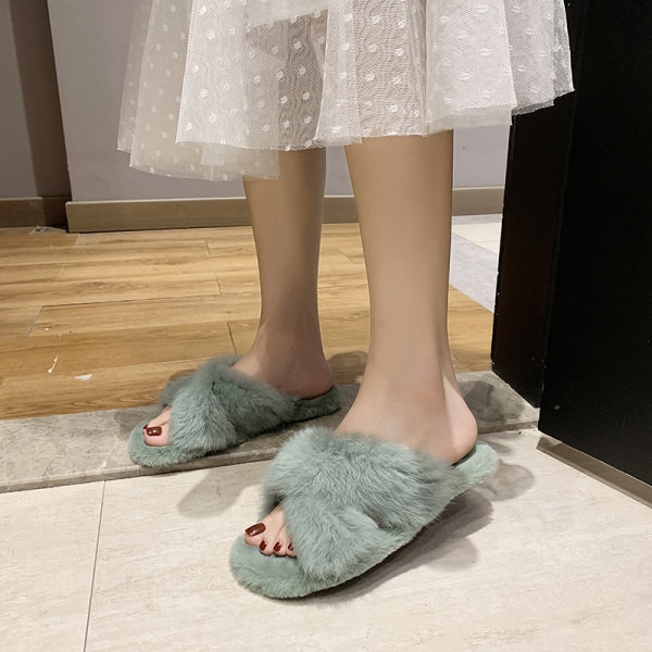 Papuci pufosi cu bretele incrucisate