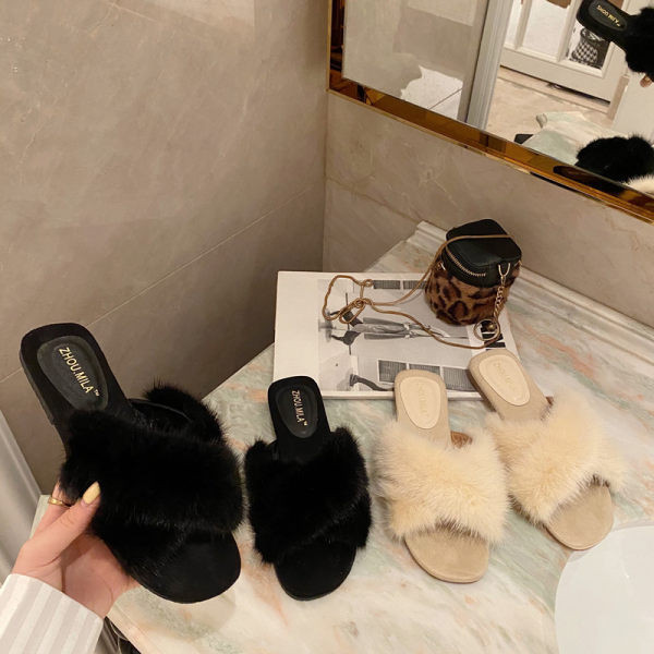 Moderne ženske papuče s puhom - crne i bež boje