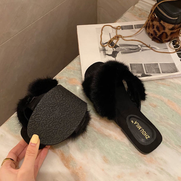 Moderne ženske papuče s puhom - crne i bež boje