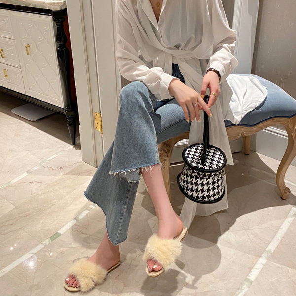 Moderne ženske papuče s puhom - crne i bež boje