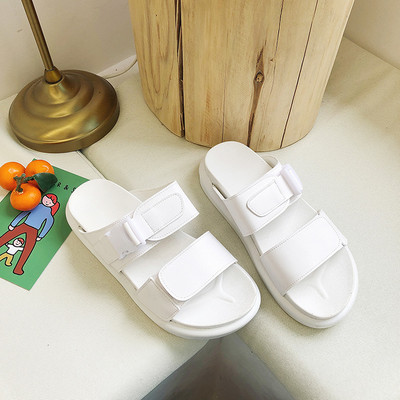 Γυναικείες casual παντόφλες με αγκράφα