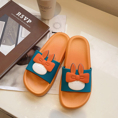 Γυναικείες λαστιχένιες παντόφλες με τρισδιάστατο στοιχείο και επίπεδη σόλα