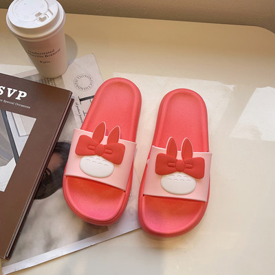 Γυναικείες λαστιχένιες παντόφλες με τρισδιάστατο στοιχείο και επίπεδη σόλα